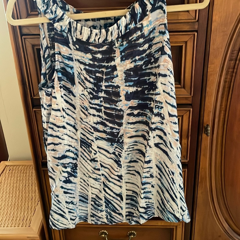 Like new , sheer and flowing top